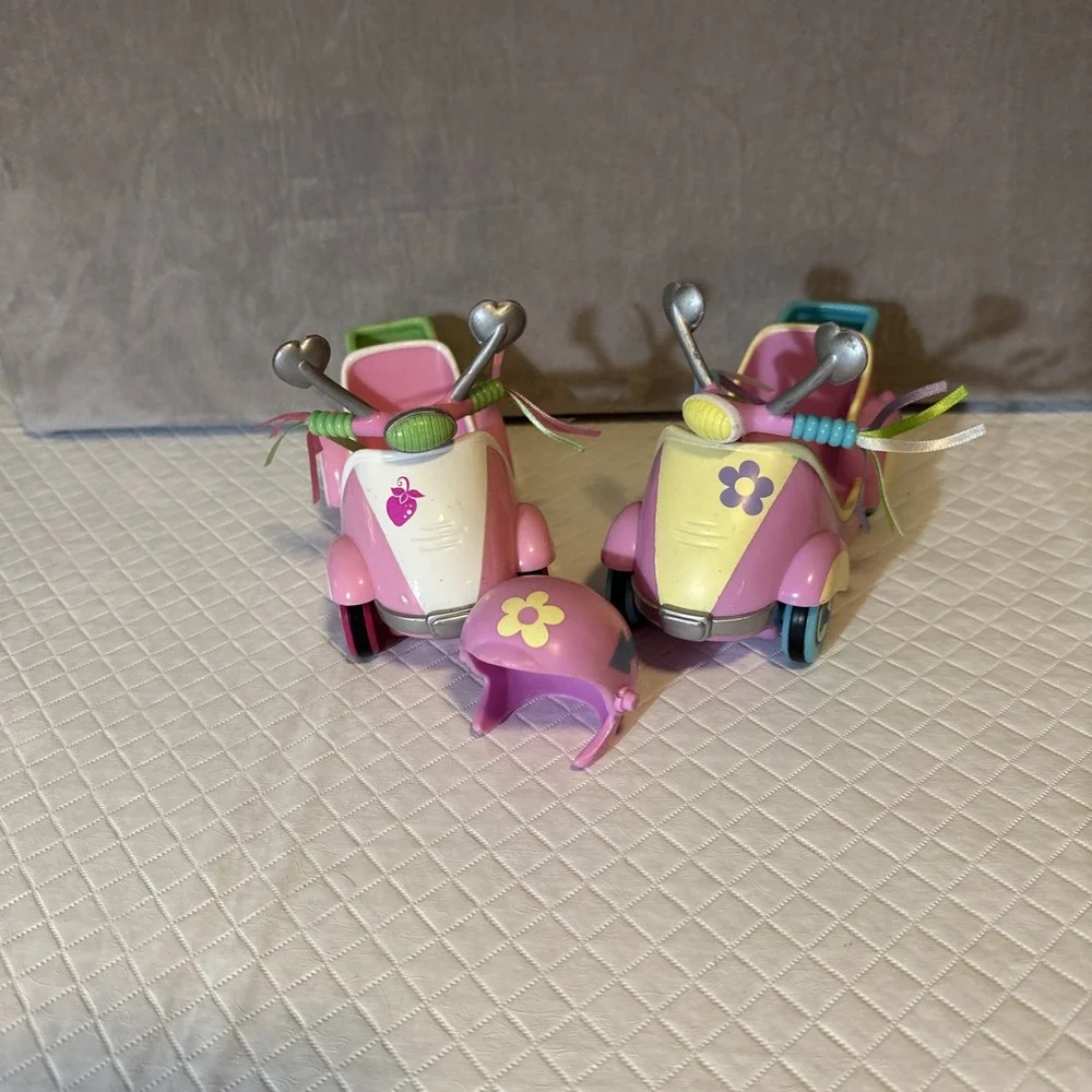 Hasbro MLP 2004 Strawberry Swirl's Scootin Along Scooter Pull Back set 2‎
